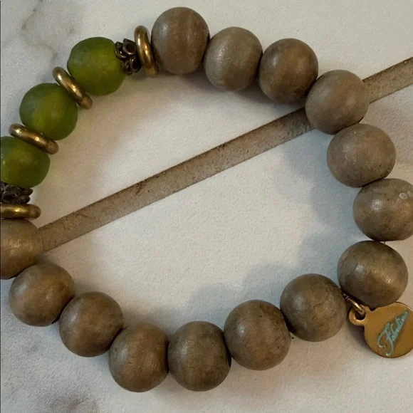 Elegant bright Green and olive green Beaded Bracelet - Picture 3 of 5